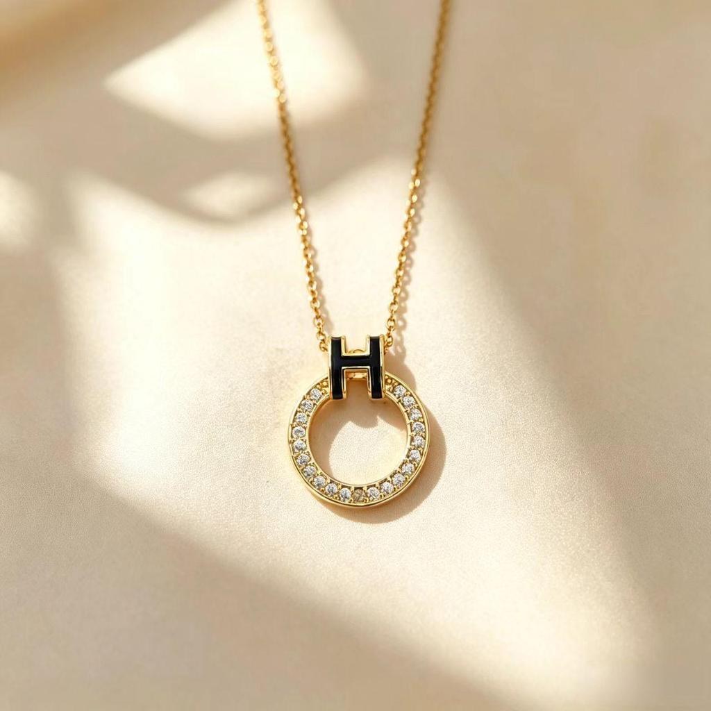 Elegant Cat Pendant Necklace: Fresh Design with Micro-Set Zircons for Women - Light Luxury & High-End Feel; Perfect Clavicle Chain Accessory.