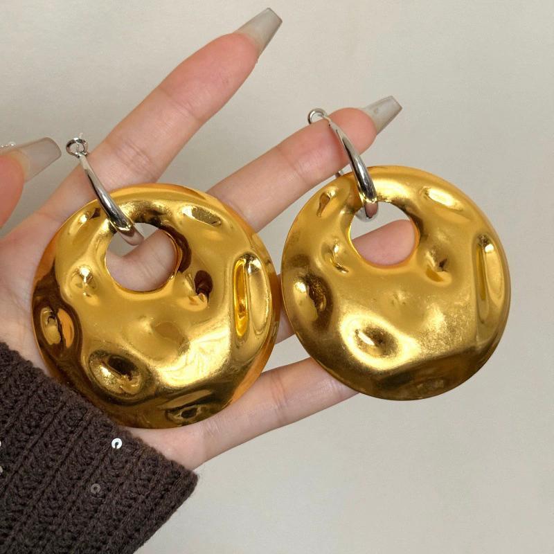 

Exaggerated Niche Individualistic Metal Crinkle Round Disk Earrings With Fashion Temperament High-end Sense Large Hoop Earrings