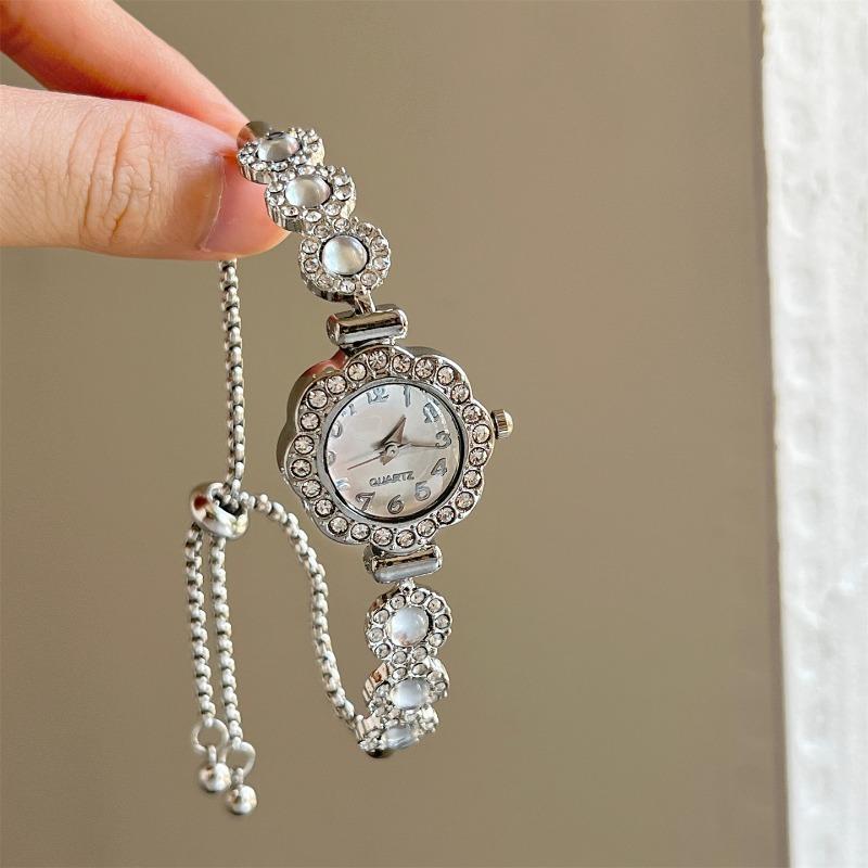 Diamond-encrusted Geometric Round Watch Pull-out Bracelet Fashion Versatile Temperament Bracelet Exquisite Light Luxury High-end Jewelry