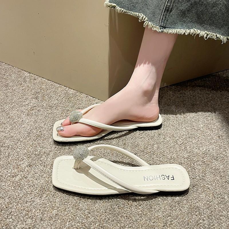 Flat-bottomed flip-flops for women's outer wear summer 2025 new French evening breeze niche toe beach sandals