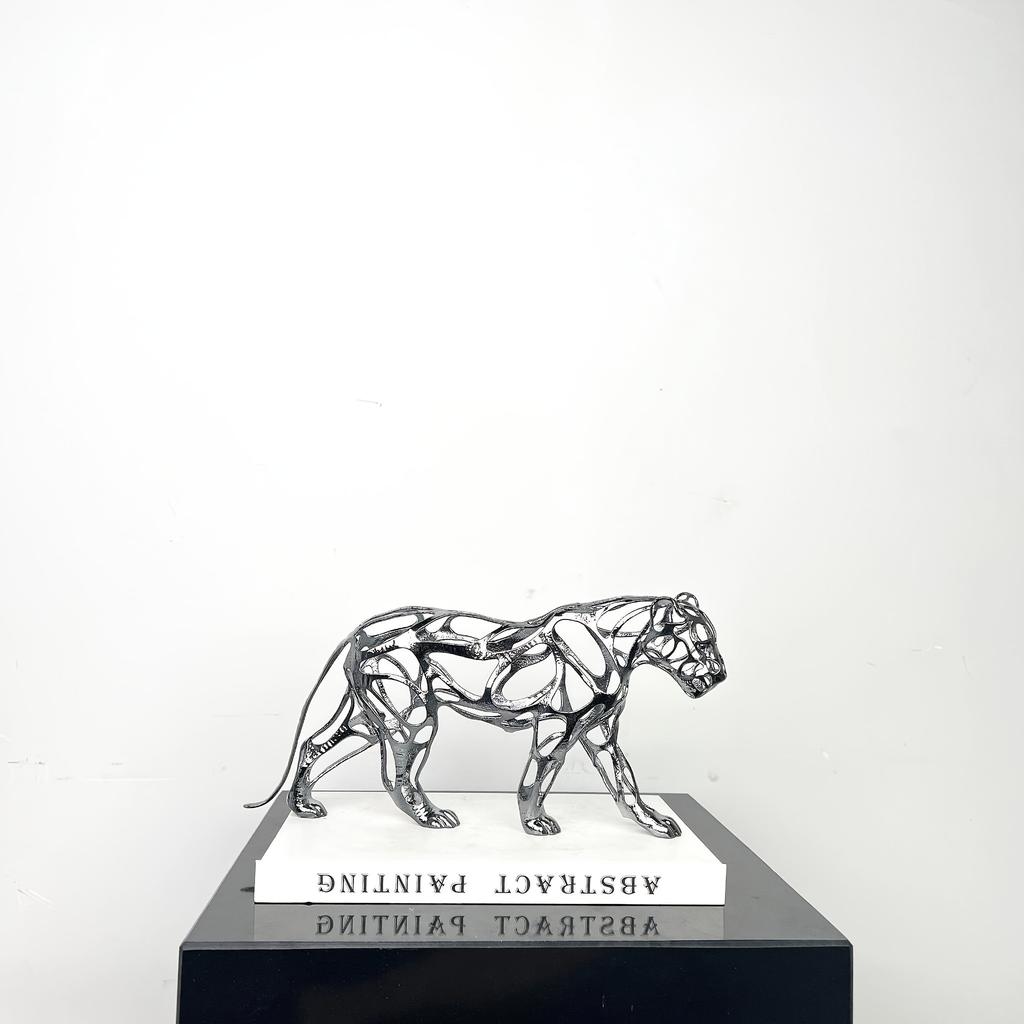 Nordic Creativity Metal Leopard Sculpture TV Cabinet Entrance Decoration Living Room Desktop Sculpture Home Decoration