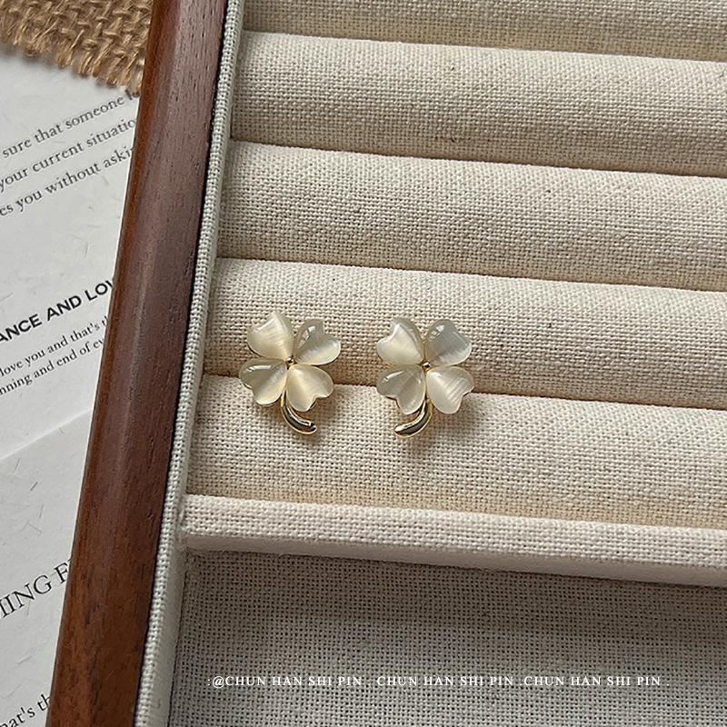 

Opal flower ear clips temperament simple fashion stud earrings French retro niche design mosquito coil disc painless earrings