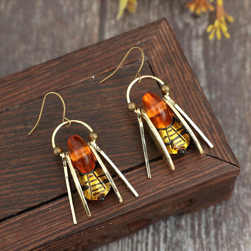 Vintage Metal Gold Color Carving Bee Earrings Creative Round Amber Color Stone Dangle Earrings for Women Jewelry