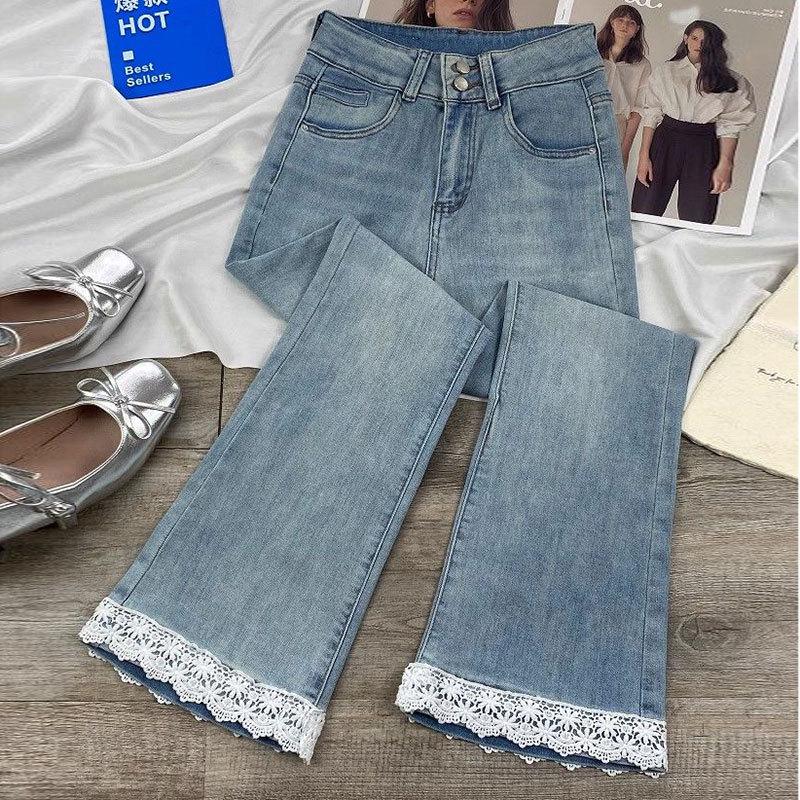 Schwarze, kurze Jeans mit Micro-Flare-Schnitt und Spitzeneinsatz in Petite-Größen – figurformende Sommerhose mit elastischem Bund für Damen in großen Größen