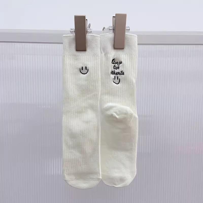 

Женские осенние модные новые асимметричные хлопковые носки средней длины с вышивкой AB в виде смайлика 1 pair белый