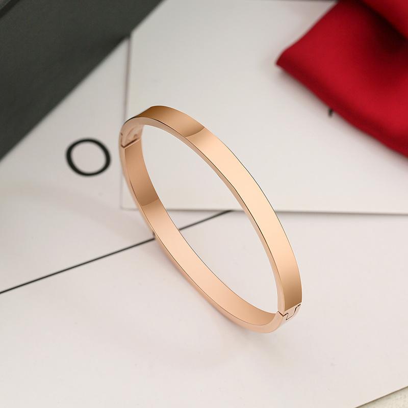 2024 neues Armband aus Titanstahl verliert nicht die Farbe, neues fortschrittliches Gefühl für Damen voller Diamanten und einfacher Explosionen aus Roségold und Goldseife