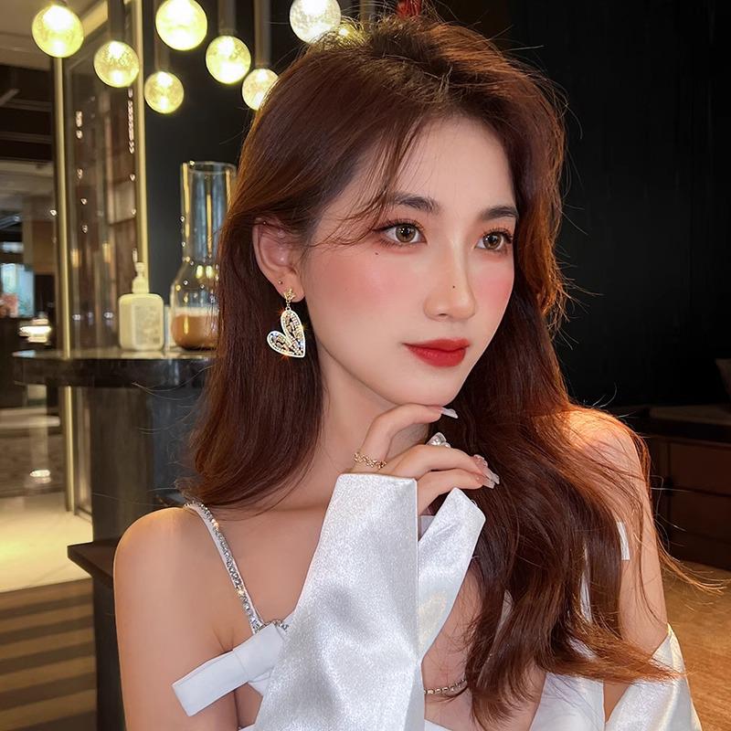 Elegant Hollow Heart Earrings for Women - Chic and Unique Statement Fashion Jewelry