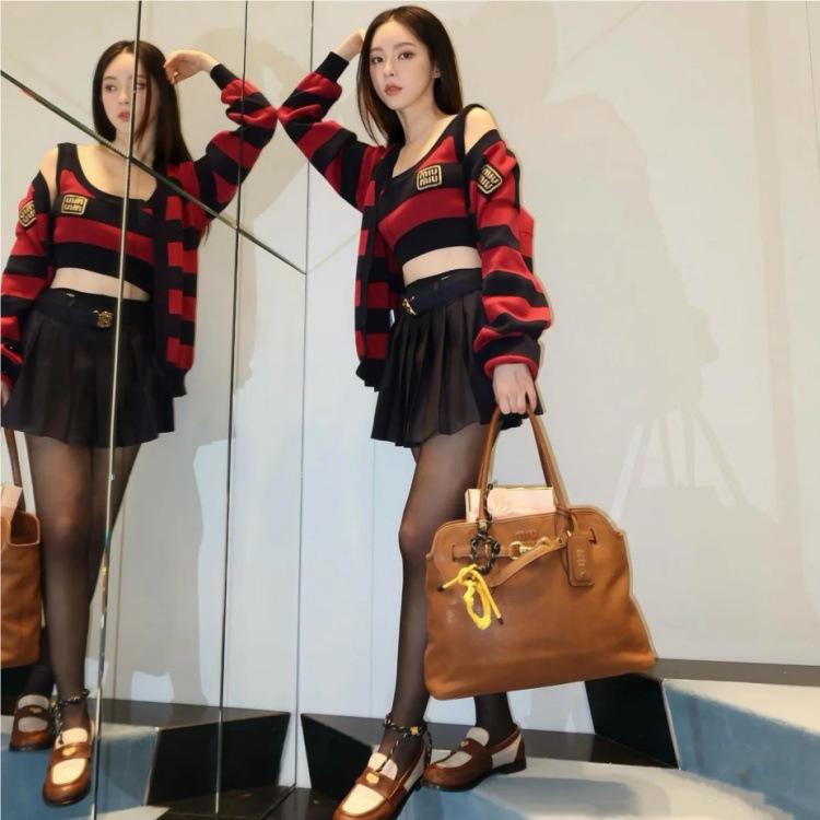 Miu's 2025 Retro Large-Capacity Shell Handbag: Fashionable, Versatile Tote & Briefcase