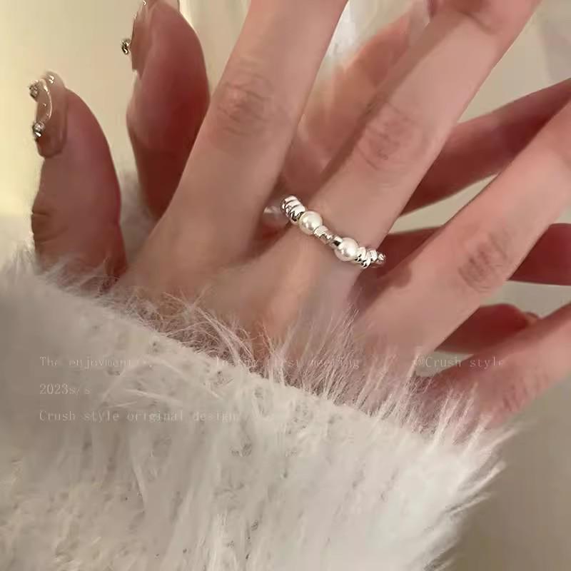 **Elegant Irregular Silver Pearl Ring for Women - Luxurious Niche Design**