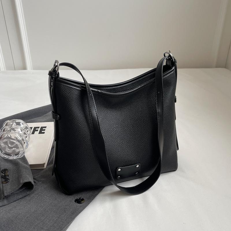2025 new large-capacity exquisite underarm bag women's fashion simple high-value niche design shoulder messenger bag