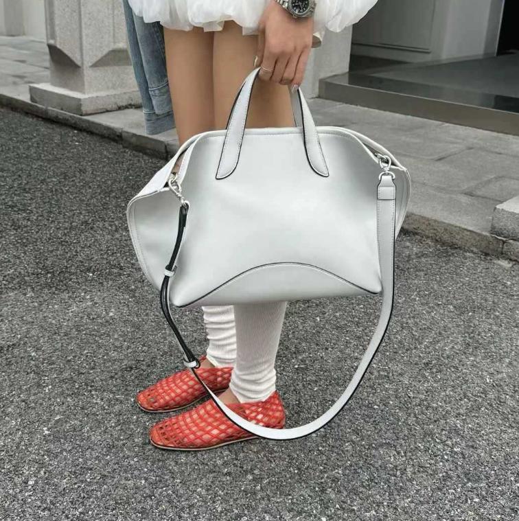 

Новая ленивая французская нишевая сумка-тоут, ручная, большой вместимости, из коровьей кожи, высококлассная, для поездок на работу, простая наплечная сумка 30x13x24 синий/серый