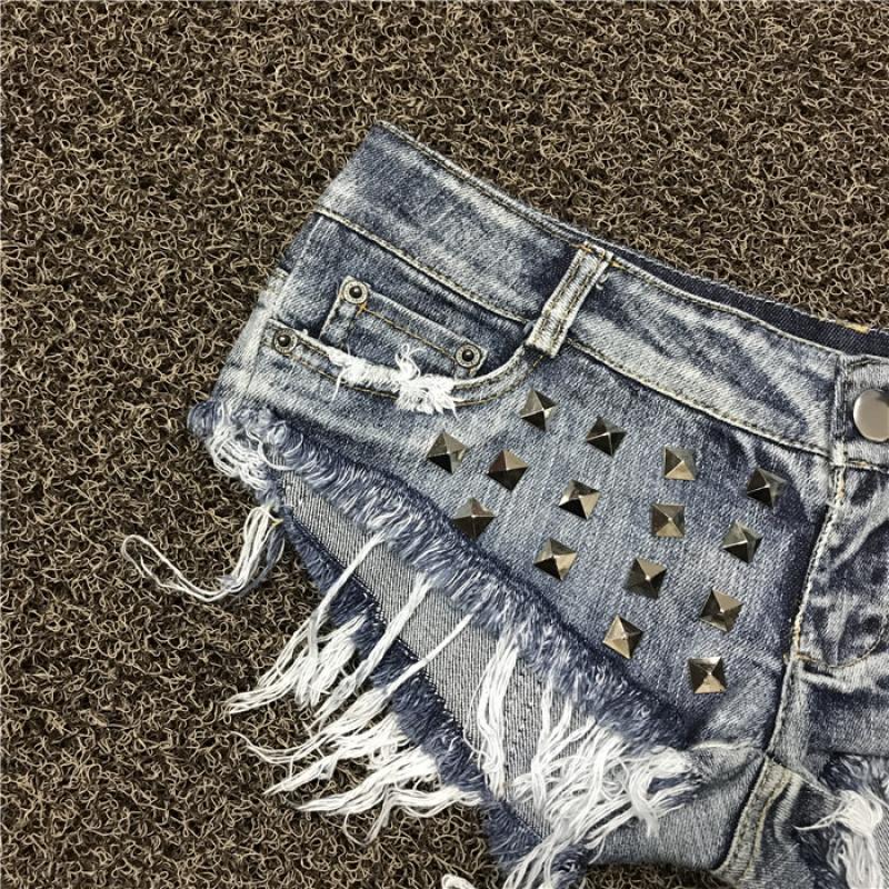 Shorts en jean délavé couleur vintage bord brut rivets usés taille très basse sexy pour boîte de nuit coupe ajustée pour femme