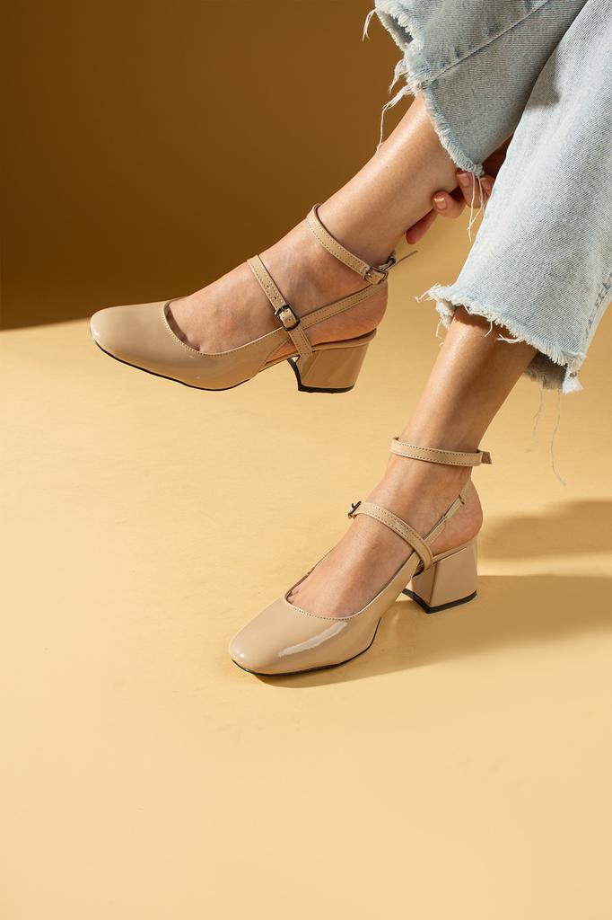 Damenschuhe mit doppelter Schnalle und Absatz 64-0405-24 aus Lackleder