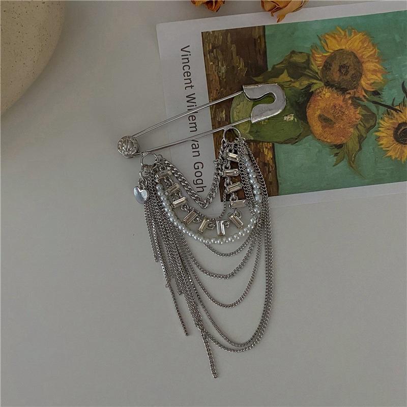 Vintage Tassel Pearl Brooches Exquisite Suit Coat Clothing Accessories Elegant Pins For Women Versatile Simple Corsage Gifts