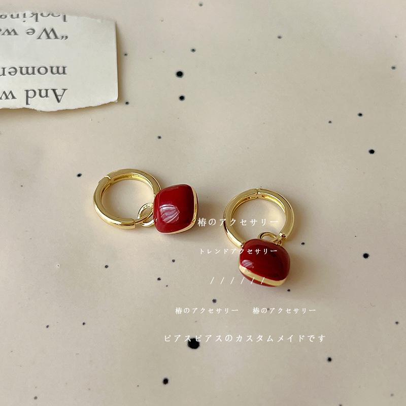 

No pierced ears, ear clips, red high-end retro Hong Kong style earrings, light luxury, niche temperament, sugar cube love earrings, popular.