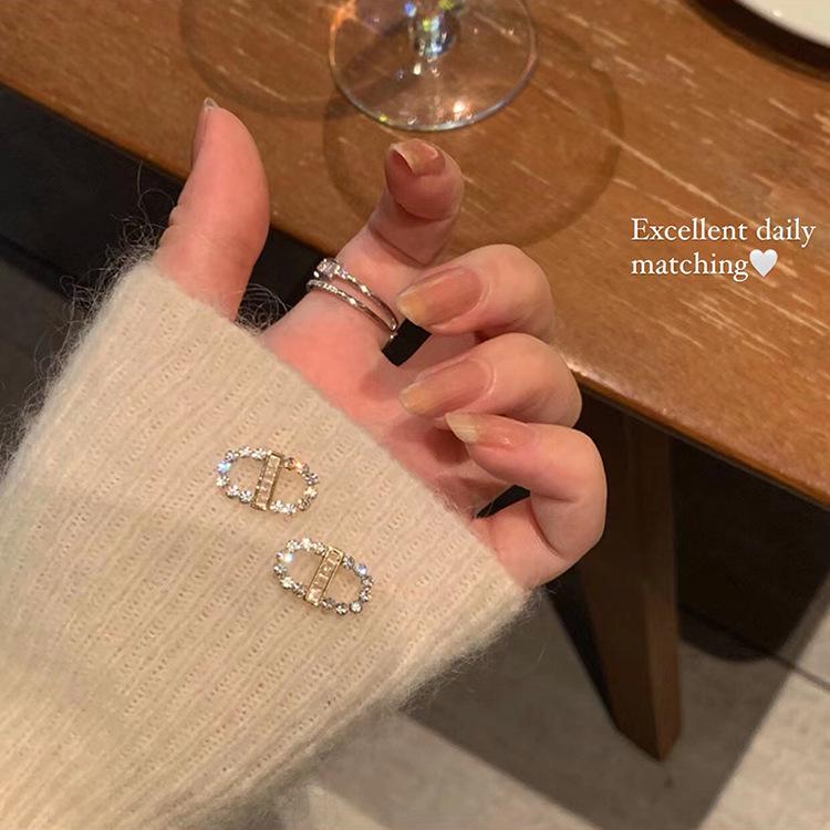 

Серьги-пусеты из серебра 925 пробы с цирконами - Женский дизайн класса люкс