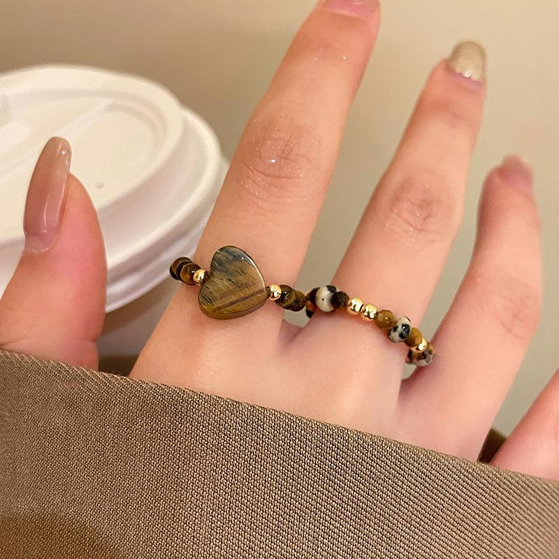 Tiger's Eye Beaded Heart Elastic Cord Ring—Chic, Versatile Retro Jewelry for Fashion-Forward Index Fingers.