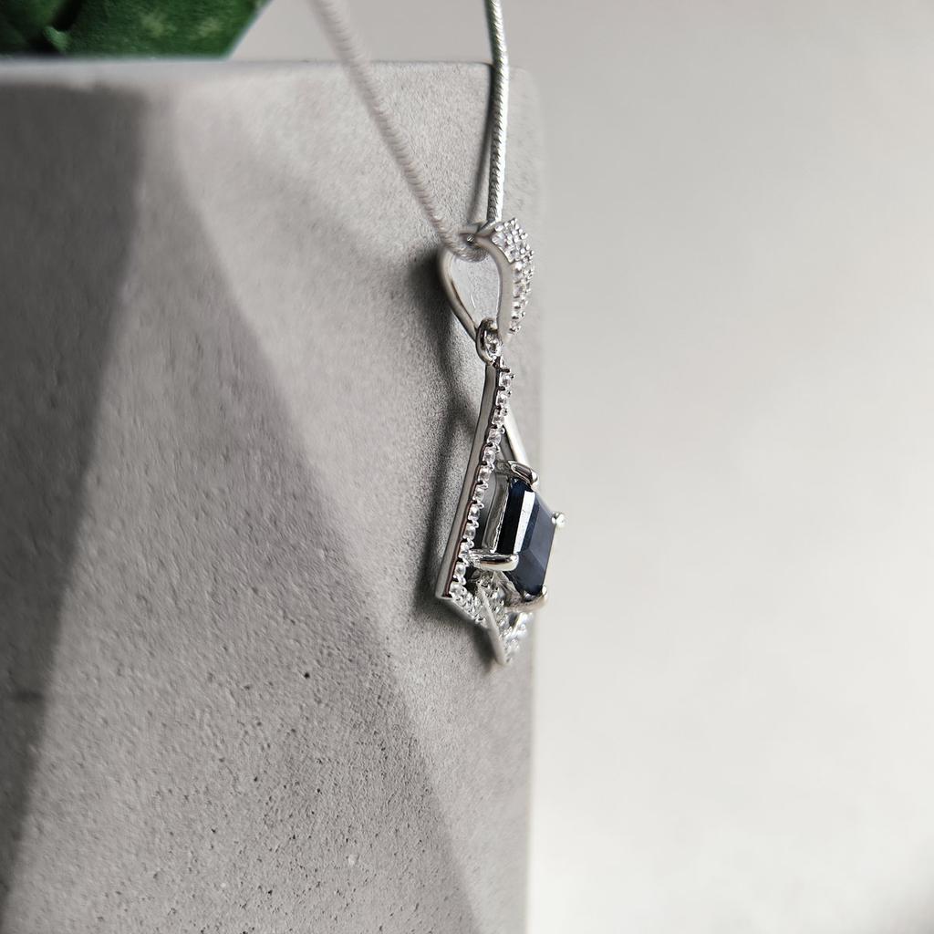 Pendentif en argent avec saphir 1,859 ct, zircons cubiques (2202615)