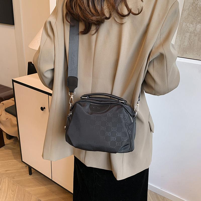 

Женская сумка 2025 зима новая нейлоновая сумка ручная сумка-мессенджер модная повседневная сумка женская сумка через плечо 23*13*16 чёрный