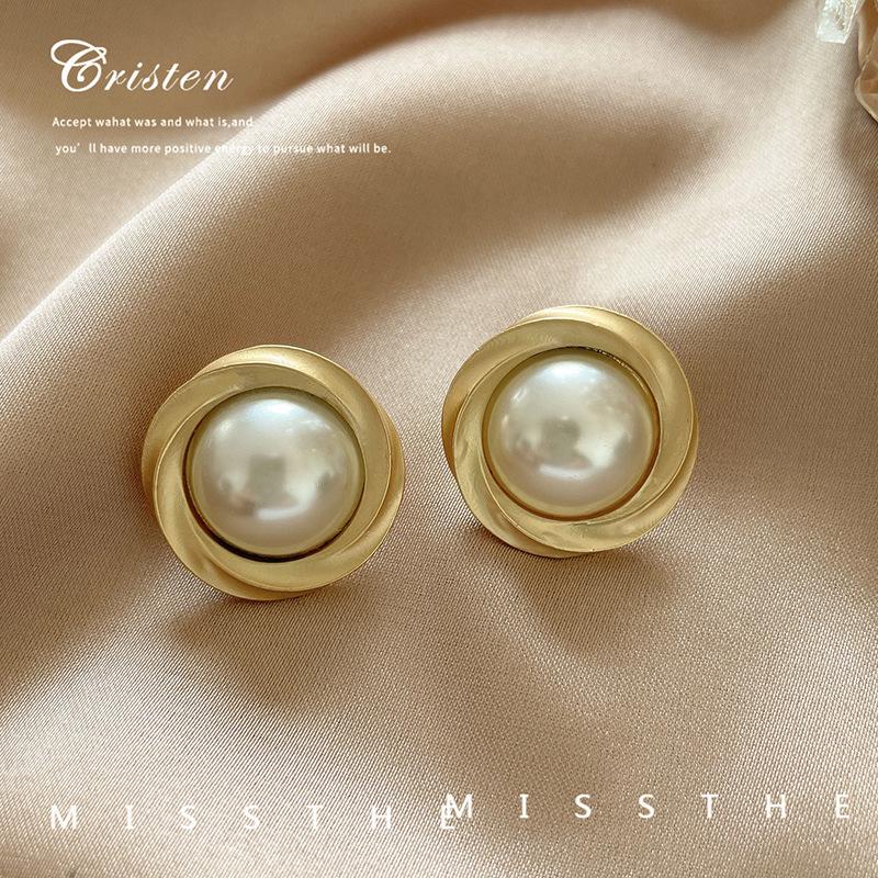2024 High-End Pearl Stud Earrings: French Light Luxury Style for Women