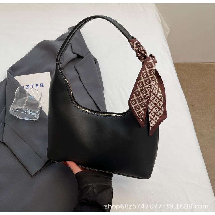 French retro armpit bag, high-end single shoulder commuter bag, women's 2025 new fashion silk scarf, large-capacity handbag.