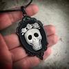 Viktorianisch Schwarz Geometrisch Oval Spitze Weiß Rose Totenkopf Meerjungfrau Schmetterling Cameo Anhänger Halskette für Damen Halloween Schmuck