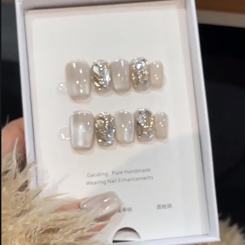 

Фарфорово-белые наклейки для съемных накладных ногтей с бриллиантовым эффектом «кошачий глаз»