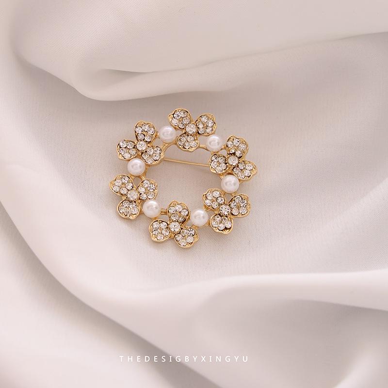 Broche Elegante de Pérola Dourada e Espiga de Trigo: Acessório Versátil e de Alta Qualidade para Mulheres