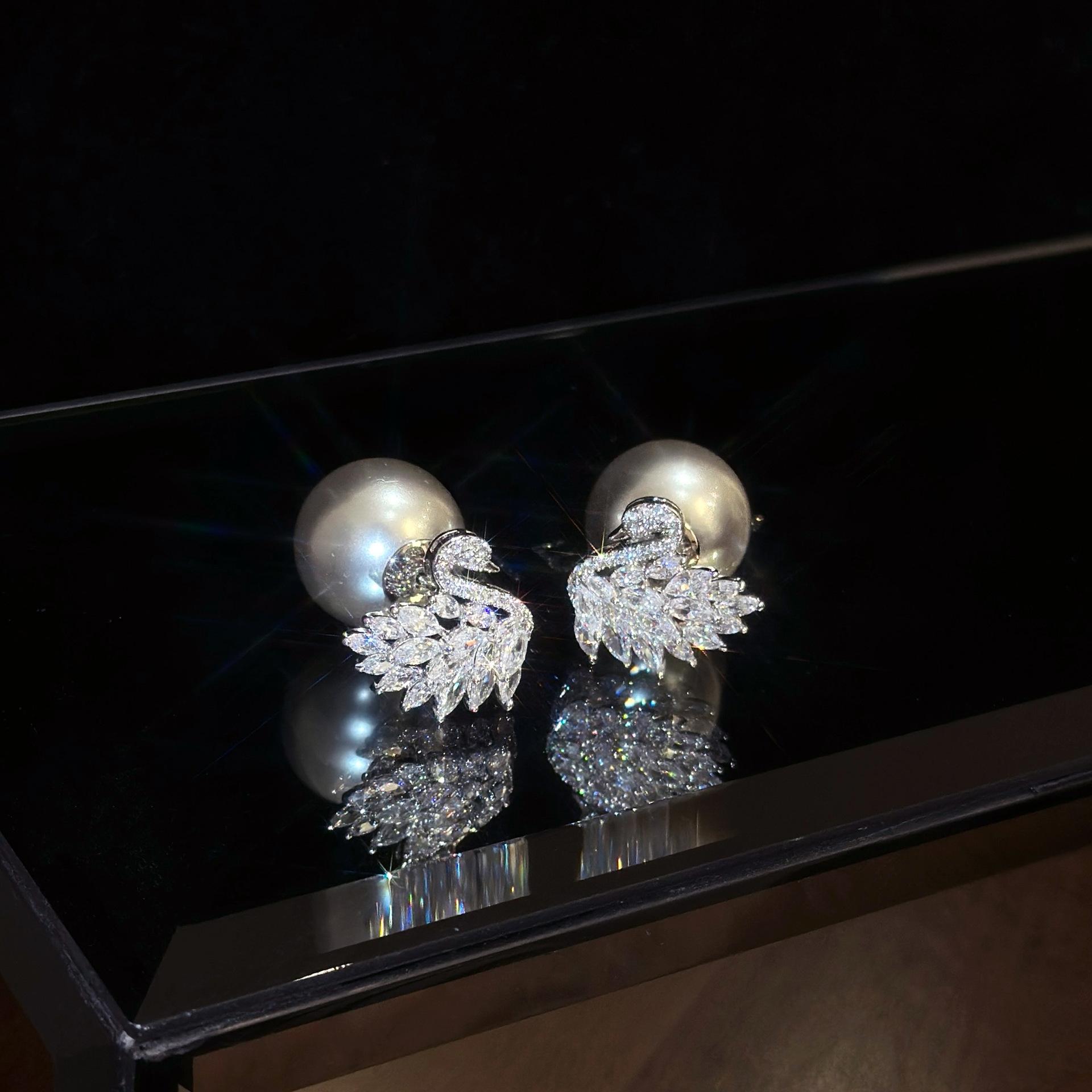 

Циркон серьги-пусеты в виде маленького лебедя с жемчугом, персонализированный дизайн, простые серьги, высокое чувство, легкая роскошь, модные серьги с темпераментом