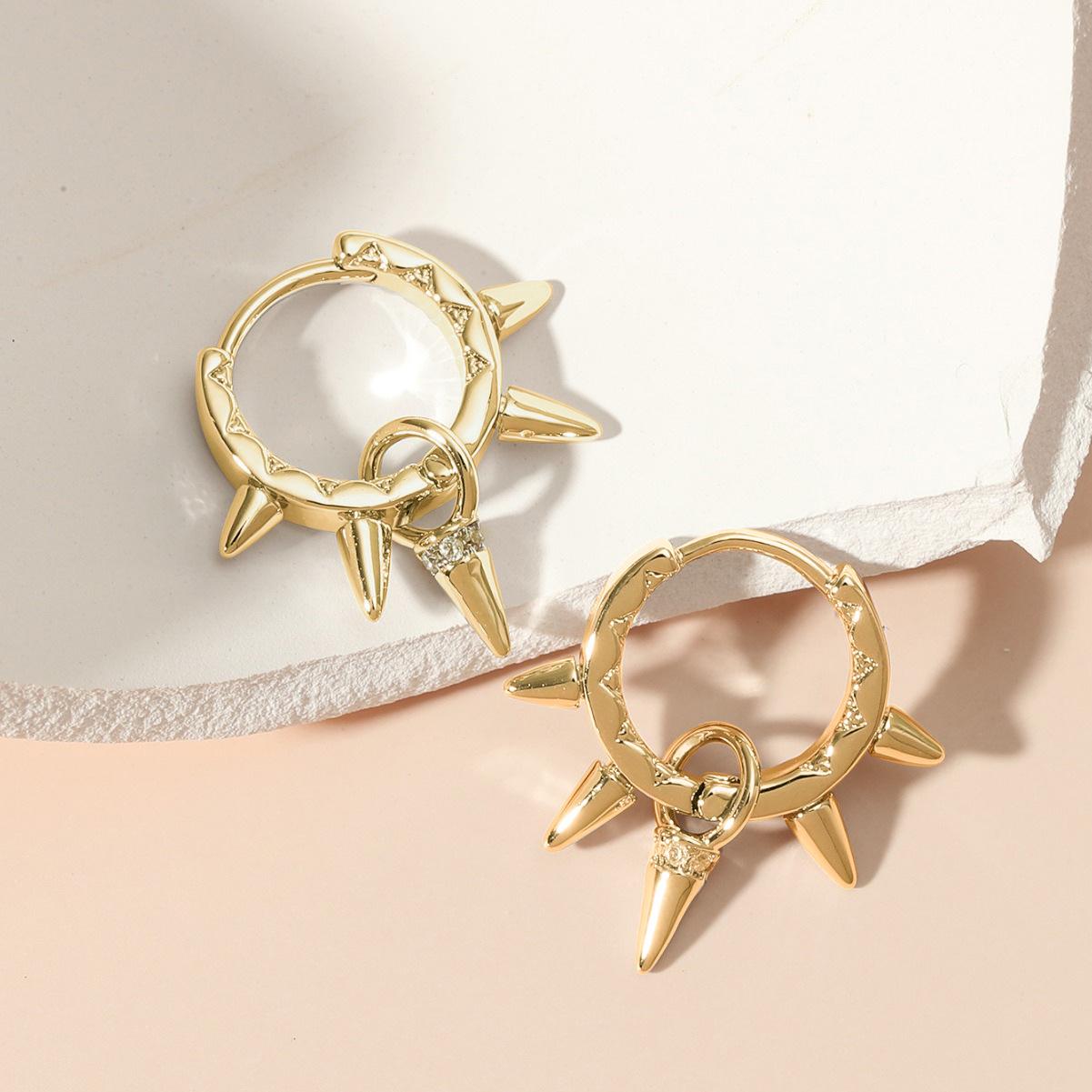 

Fresh and exaggerated metal thorn earrings, personalized inlaid zircon design, stud earrings, versatile earrings.