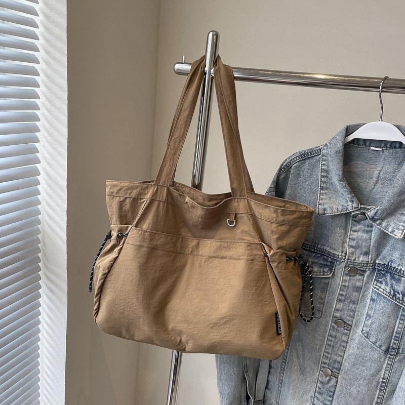 

Casual canvas tote bag commuter tote bag women s large capacity lightweight versatile popular shoulder bag темно-коричневого кольору