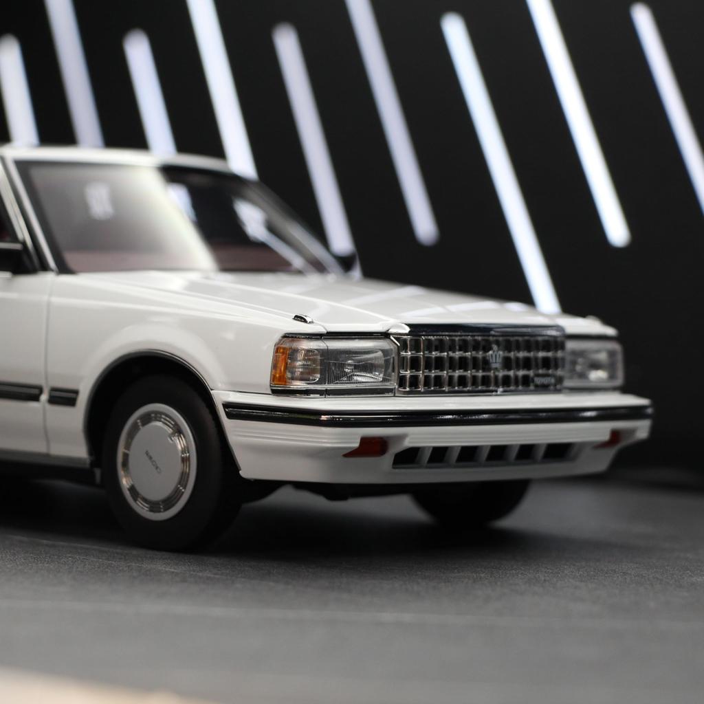 Freestyle XiaoGuang Modellmaßstab Toyota Crown MS122 Weiß Fertigprodukt 1/18 (Beige Innenausstattung) 8250611W-2