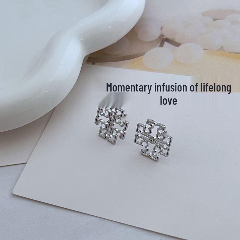 

Шикарные серьги-пусеты с полыми буквами - Современный европейский и американский дизайн платиновый