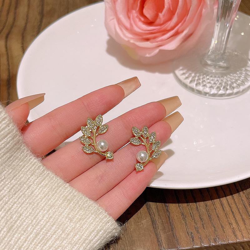 Stříbrné náušnice S925 s peřím a perlami: Luxusní, Všestranný Design se Zirkony pro Ženy