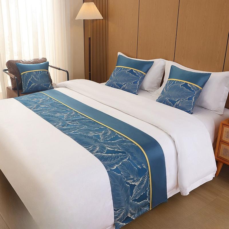 Nordischer Stil High-End Bettfahne Langer Streifen Farbblockiertes Bettende Handtuch Kissenbezug Glatte Satintextur für Haus Hotel Dekoration