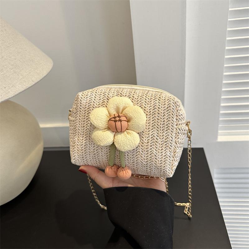 

Жіноча сумка з солом’яного плетення в іноземному стилі, нова корейська версія 2024 року, суцільний колір, темперамент, проста солом’яна модна маленька квадратна сумка на одне плече хакі