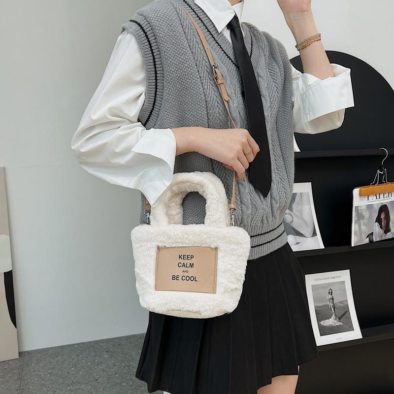 Einfache lässige Umhängetasche Damen 2025 neu Herbst Plüsch Eimer kleine Tasche niedliche Umhängetasche Schultertasche