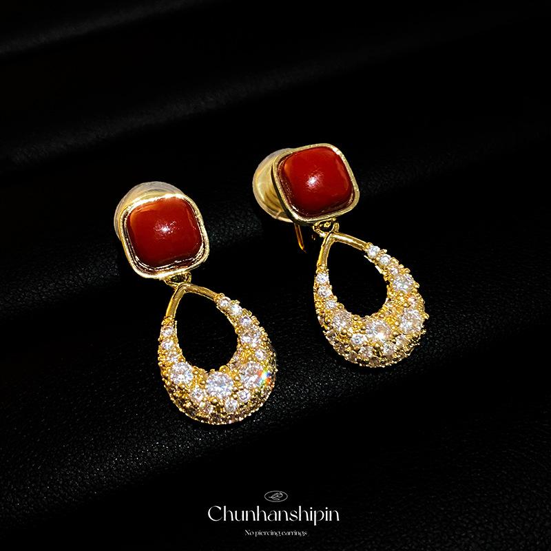 

Burst full of diamonds, red square water drop ear clips, women s high-end zircon earrings, no ear holes, niche mosquito coil disc earrings.