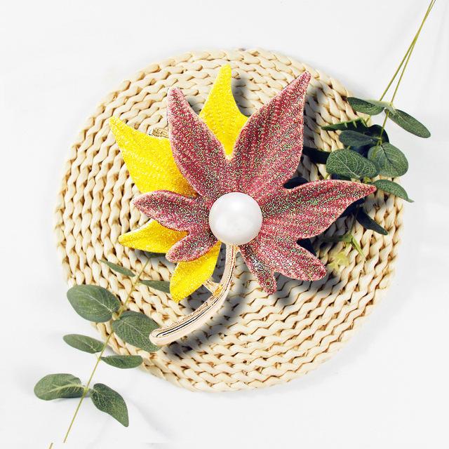 

Осенне-зимняя мода Классическая брошь в виде кленового листа Простая и элегантная струящаяся корсажная юбка и костюм Аксессуары Подарки жёлтый