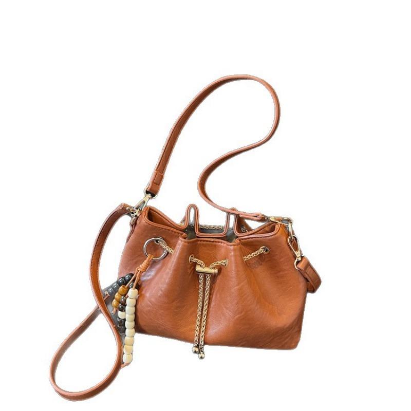 Niche design drawstring portable bucket bag women's new autumn and winter retro fashion commuter shoulder messenger bag