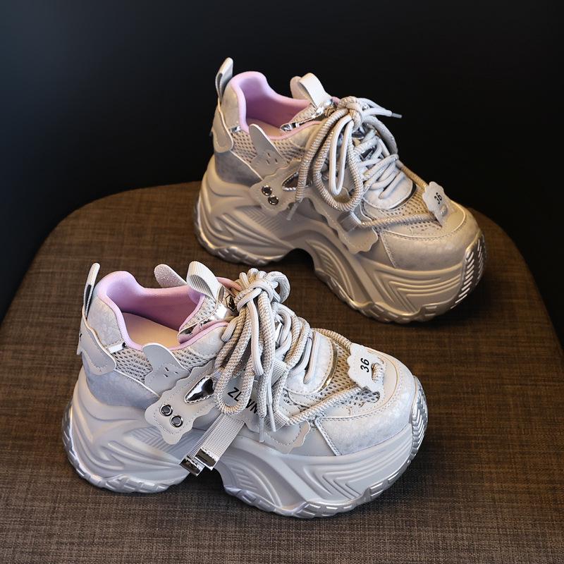 

Маленькие кроссовки на платформе-клине - Женская весенняя коллекция 2025 серый