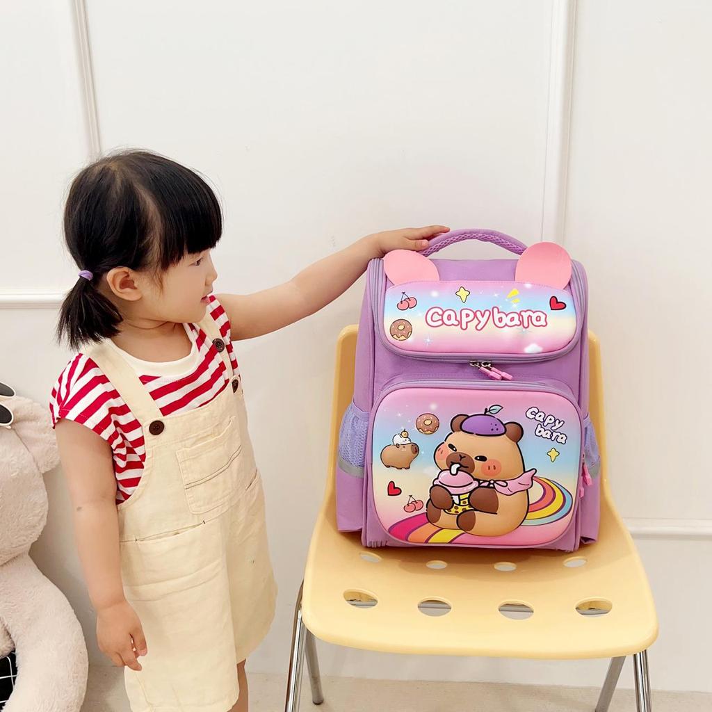 Capybara Cartoon Rucksack für Jungen & Mädchen der 1. & 2. Klasse – Schultasche für Kinder mit Weltraum-Thema