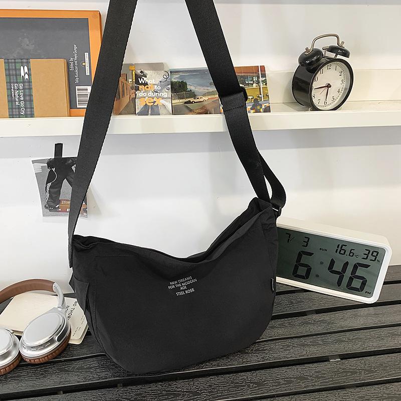 Crossbody bag for men's travel, lightweight leisure dumpling bag, simple and versatile waterproof outdoor commuting shoulder bag