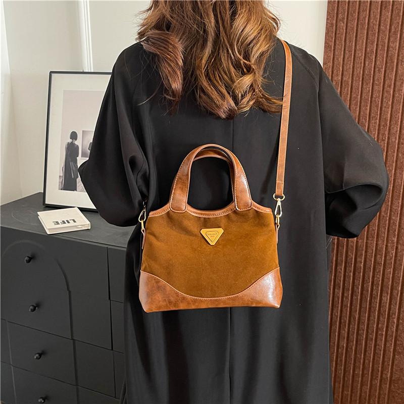 Winter new retro hand carry small square bag 2025 niche fashion matte shoulder bag feeling versatile messenger bag