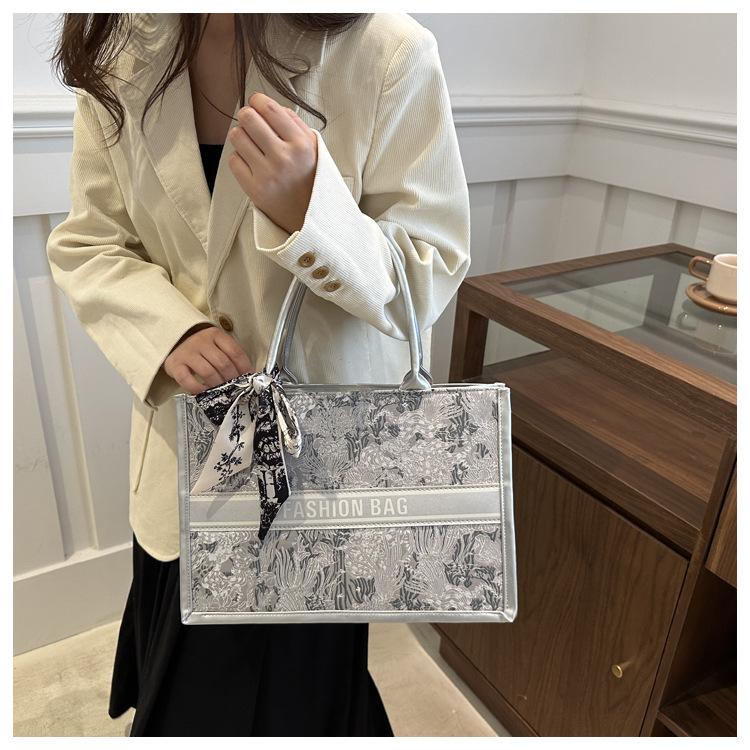 1 Stuks Grote Capaciteit Geborduurde Tote Bag Dames Hoge Kwaliteit Niche Commuter Handtas Schouder Messenger Bag Vrijetijdstas