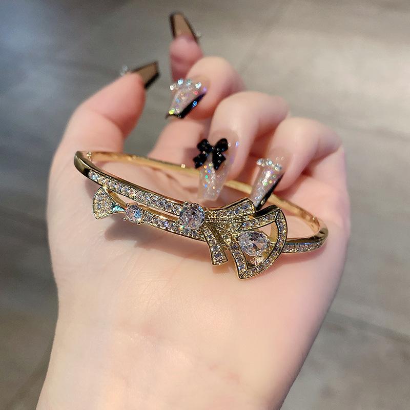 Copper Inlaid Zircon Horseshoe Buckle, Fashionable and High-end, Versatile, Women's Exquisite Jewelry