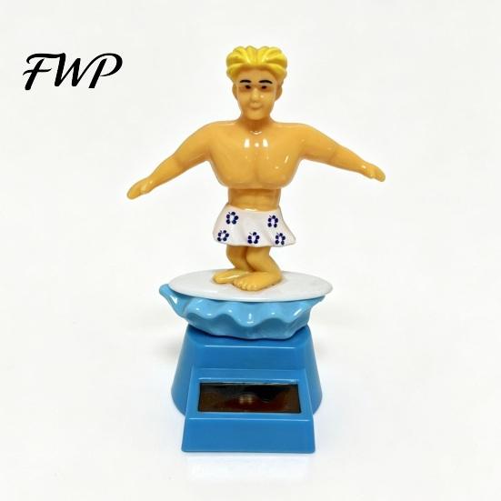 Dynamiczna ozdoba do samochodu Chłopiec Surfer Solarna Kiwająca Zabawka, Kreskówkowy Bobblehead dla Czerwono-Niebieskiej Figurki Deska Rozdzielcza, Samochodowa Huśtająca się Potrząsana Figurka Biuro
