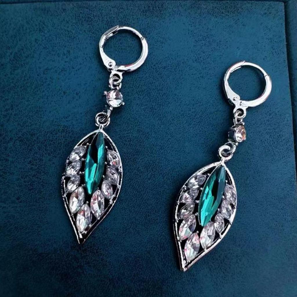 Elegant Green Leaf Geometric Ear Cuff: Versatile, Stylish, and Luxurious