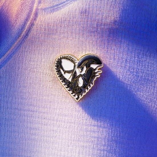 Sci-fi Lovers Brooch Love Heart Aliens Badge Brooch, Shape Enamel Lapel Pin, Clothing Clothes Decorative Pin Accessories for Daily Wear Parties Dates,