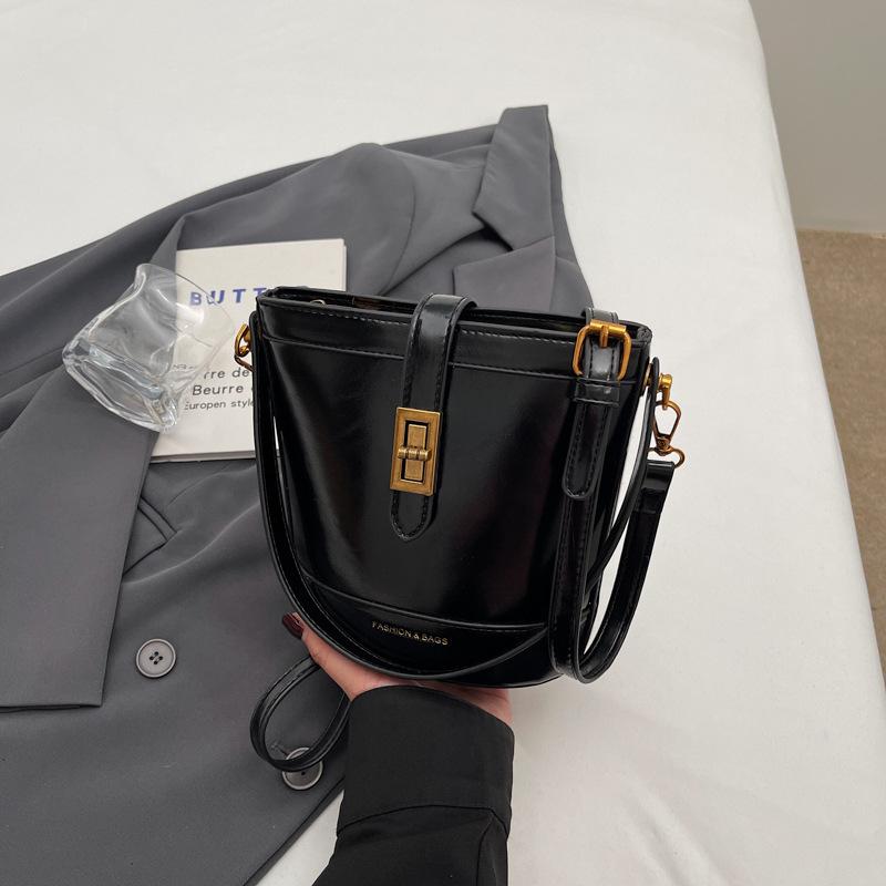 Fashion oil wax leather high texture hand carry bucket bag women's light luxury commuter messenger bag